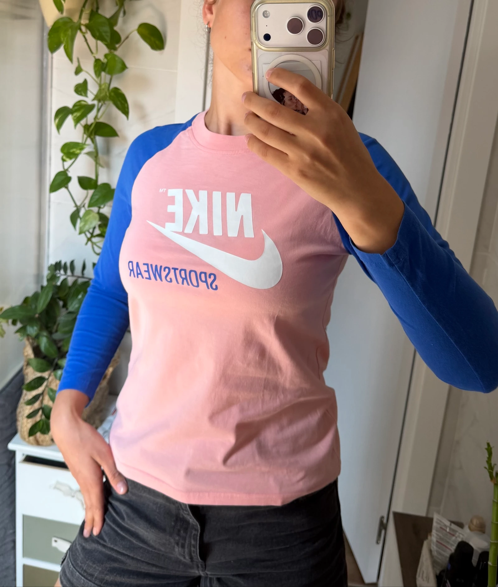 Camiseta Nike Sportswear rosa y azul talla S